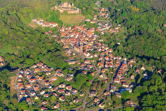 Photographie aérienne de Vue du village des Vosges du Nord depuis l'ouest en contrebas du Château de Lichtenberg à Lichtenberg dans le département Bas Rhin, France
