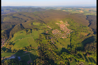 Vue oblique de Vue du village des Vosges du Nord depuis l'ouest en contrebas du Château de Lichtenberg à Lichtenberg dans le département Bas Rhin, France