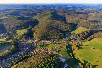Vue aérienne de Vue des Vosges du Nord depuis le sud à Reipertswiller dans le département Bas Rhin, France