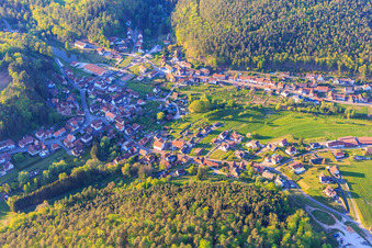 Vue aérienne de Centre du village à Reipertswiller dans le département Bas Rhin, France
