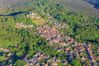 Vue aérienne de Vue du village des Vosges du Nord depuis le nord-ouest avec l'église Notre-Dame-Marie-Auxilliatrice en contrebas du château de Lichtenberg à Lichtenberg dans le département Bas Rhin, France