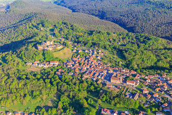 Vue aérienne de Vue du village des Vosges du Nord depuis le nord-ouest avec l'église Notre-Dame-Marie-Auxilliatrice en contrebas du château de Lichtenberg à Lichtenberg dans le département Bas Rhin, France