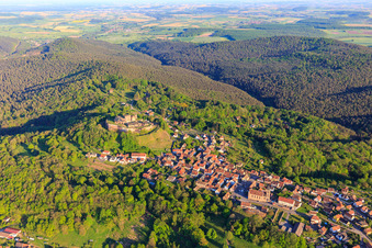 Photographie aérienne de Vue du village des Vosges du Nord depuis le nord-ouest avec l'église Notre-Dame-Marie-Auxilliatrice en contrebas du château de Lichtenberg à Lichtenberg dans le département Bas Rhin, France