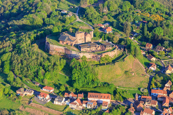 Vue aérienne de Château de Lichtenberg vu du nord-ouest à Lichtenberg dans le département Bas Rhin, France