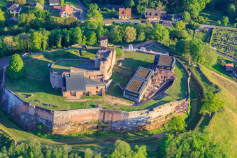 Vue aérienne de Château de Lichtenberg vu du nord à Lichtenberg dans le département Bas Rhin, France