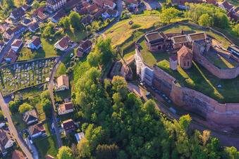 Vue aérienne de Cimetière sous le château de Lichtenberg vu du nord à Lichtenberg dans le département Bas Rhin, France