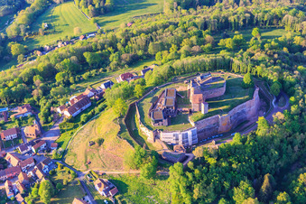 Vue aérienne de Château de Lichtenberg vu du sud à Lichtenberg dans le département Bas Rhin, France