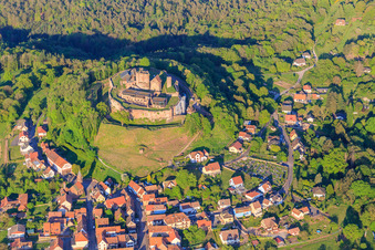 Vue aérienne de Château de Lichtenberg vu de l'ouest à Lichtenberg dans le département Bas Rhin, France