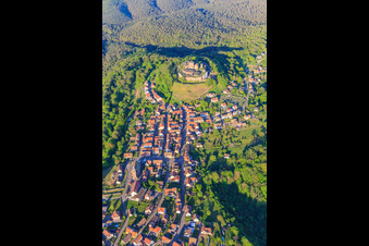 Vue aérienne de Vue du village des Vosges du Nord depuis l'ouest avec l'église Notre-Dame-Marie-Auxilliatrice en contrebas du château de Lichtenberg à Lichtenberg dans le département Bas Rhin, France