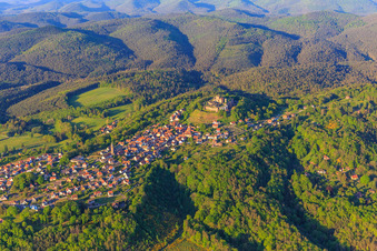 Vue aérienne de Vue du village des Vosges du Nord depuis le sud-ouest avec l'église Notre-Dame-Marie-Auxilliatrice en contrebas du château de Lichtenberg à Lichtenberg dans le département Bas Rhin, France