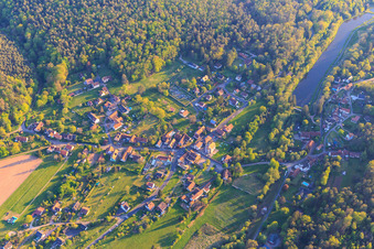 Vue aérienne de Vue du village avec étang à poissons dans la vallée de Meisenbach dans les Vosges du Nord depuis le nord-est à Sparsbach dans le département Bas Rhin, France