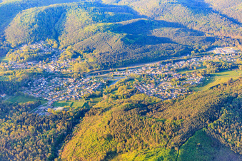 Vue aérienne de Vue des Vosges du Nord depuis le sud à Wingen-sur-Moder dans le département Bas Rhin, France