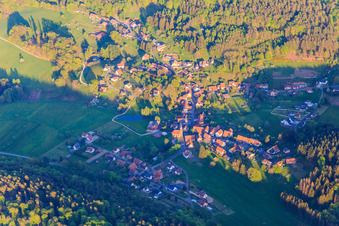 Vue aérienne de Vue du village des Vosges du Nord depuis le nord à Zittersheim dans le département Bas Rhin, France
