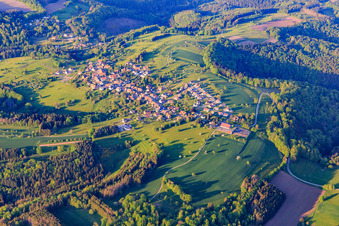 Vue aérienne de Vue du village des Vosges du Nord depuis le sud-ouest à Puberg dans le département Bas Rhin, France