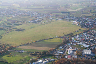Vue aérienne de Aérodrome de Lachen-Speyerdorf à le quartier Speyerdorf in Neustadt an der Weinstraße dans le département Rhénanie-Palatinat, Allemagne