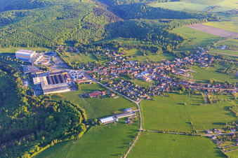 Vue aérienne de Vue du village en bordure des Vosges du Nord depuis le nord à Petersbach dans le département Bas Rhin, France