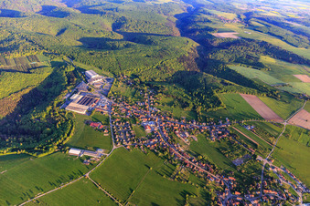 Vue aérienne de Vue du village en bordure des Vosges du Nord depuis le nord à Petersbach dans le département Bas Rhin, France