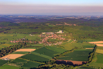 Vue aérienne de Vue de la ville le soir depuis le nord-ouest à Petersbach dans le département Bas Rhin, France