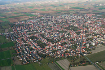 Vue aérienne de Vue des rues et des maisons dans les quartiers résidentiels à Haßloch dans le département Rhénanie-Palatinat, Allemagne