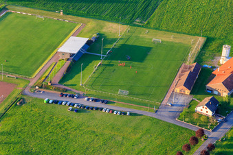 Vue aérienne de Terrain de sport ASI Avenir Football à Adamswiller dans le département Bas Rhin, France