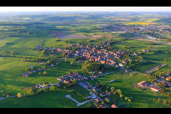Vue aérienne de Vue du village depuis le sud-ouest à Mackwiller dans le département Bas Rhin, France