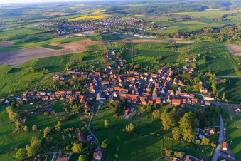 Vue aérienne de Vue du village depuis l'ouest à Mackwiller dans le département Bas Rhin, France