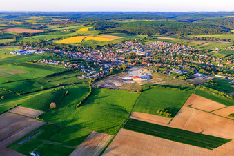 Vue aérienne de Vue de la ville depuis le sud-ouest à Diemeringen dans le département Bas Rhin, France