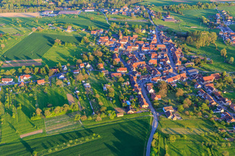 Vue aérienne de Vue du village depuis le nord-ouest à Mackwiller dans le département Bas Rhin, France