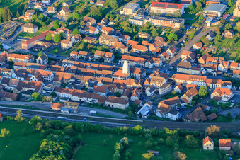 Vue aérienne de Centre-ville à la gare avec clocher échafaudé à Diemeringen dans le département Bas Rhin, France