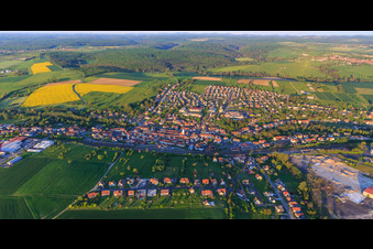 Vue aérienne de Vue d'ensemble de la ville depuis l'ouest à Diemeringen dans le département Bas Rhin, France