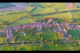 Vue aérienne de Vue du village depuis le sud à Lorentzen dans le département Bas Rhin, France