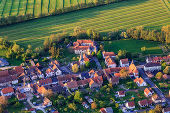 Vue aérienne de Église protestante et château Lorentzen à Lorentzen dans le département Bas Rhin, France