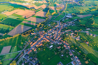 Vue aérienne de Vue d'ensemble du village le soir depuis le nord-ouest à Vœllerdingen dans le département Bas Rhin, France