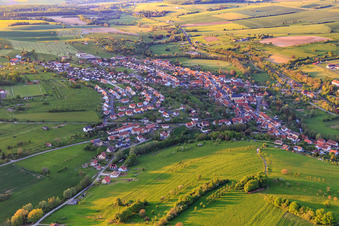 Vue aérienne de Vue d'ensemble de la ville depuis le sud à Oermingen dans le département Bas Rhin, France