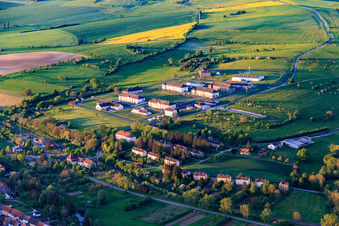 Vue aérienne de Vue de la ville en contrebas du Centre de Détention pénitentiaire à Oermingen dans le département Bas Rhin, France