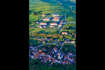 Vue aérienne de Prison sécurisée par des murs et des clôtures Centre de Détention à Oermingen dans le département Bas Rhin, France