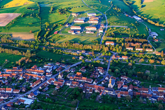 Vue aérienne de Vue de la ville en contrebas du Centre de Détention pénitentiaire à Oermingen dans le département Bas Rhin, France