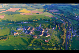 Vue oblique de Prison sécurisée par des murs et des clôtures Centre de Détention à Oermingen dans le département Bas Rhin, France