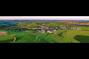 Vue aérienne de Panorama de la ville vue depuis l'ouest le soir à Kalhausen dans le département Moselle, France