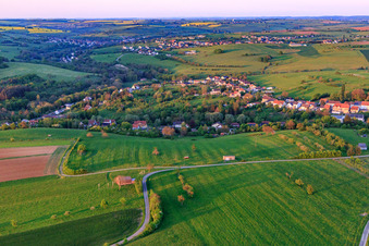 Vue aérienne de Rue des Jardins à Kalhausen dans le département Moselle, France