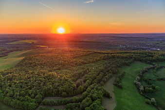 Vue aérienne de Coucher de soleil sur la Sarre à Kalhausen dans le département Moselle, France