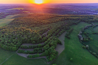 Vue aérienne de Coucher de soleil sur la Sarre à Kalhausen dans le département Moselle, France