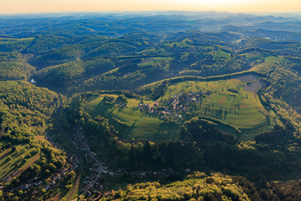 Vue aérienne de Vue d'ensemble du village le matin depuis l'ouest à Hinsbourg dans le département Bas Rhin, France