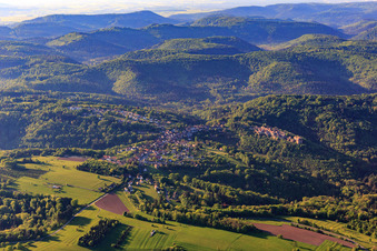 Vue aérienne de Vue de la région vallonnée d'Alsace des Vosges du Nord avec le château de Lützelstein / Château de La Petite-Pierre le matin depuis le nord à La Petite-Pierre dans le département Bas Rhin, France