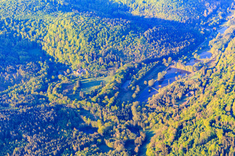 Vue aérienne de Étang de pêche à l'Hôtel La Petite Pierre (Auberge d'Imsthal) Vosges à La Petite-Pierre dans le département Bas Rhin, France