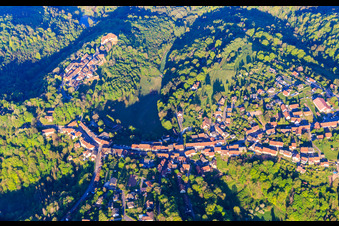 Vue aérienne de Vue de la ville dans l'Alsace vallonnée des Vosges du Nord avec le château de Lützelstein / Château de La Petite-Pierre le matin depuis le nord-est à La Petite-Pierre dans le département Bas Rhin, France