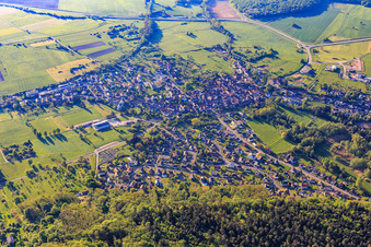 Vue aérienne de Vue du village en bordure des Vosges du Nord depuis l'ouest à Dossenheim-sur-Zinsel dans le département Bas Rhin, France