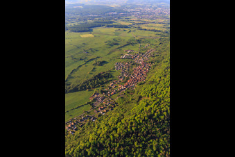 Vue aérienne de Vue du village en bordure des Vosges du Nord depuis le nord-ouest à Ernolsheim-lès-Saverne dans le département Bas Rhin, France