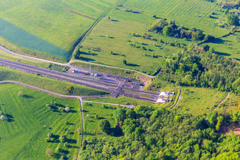 Vue aérienne de Portail du tunnel d'Ernolsheim les Saverne pour le passage à niveau sous les Vosges à Ernolsheim-lès-Saverne dans le département Bas Rhin, France