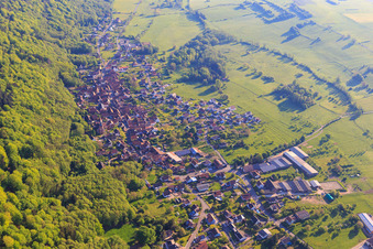 Vue aérienne de Vue du village en bordure des Vosges du Nord depuis le nord-ouest à Saint-Jean-Saverne dans le département Bas Rhin, France